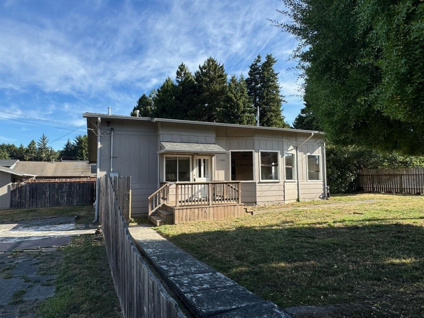 Spacious 3 bedroom, 2 bath home on a nice 1/4 acre in Cutten - Beach Home for sale in Eureka, California on Beachhouse.com