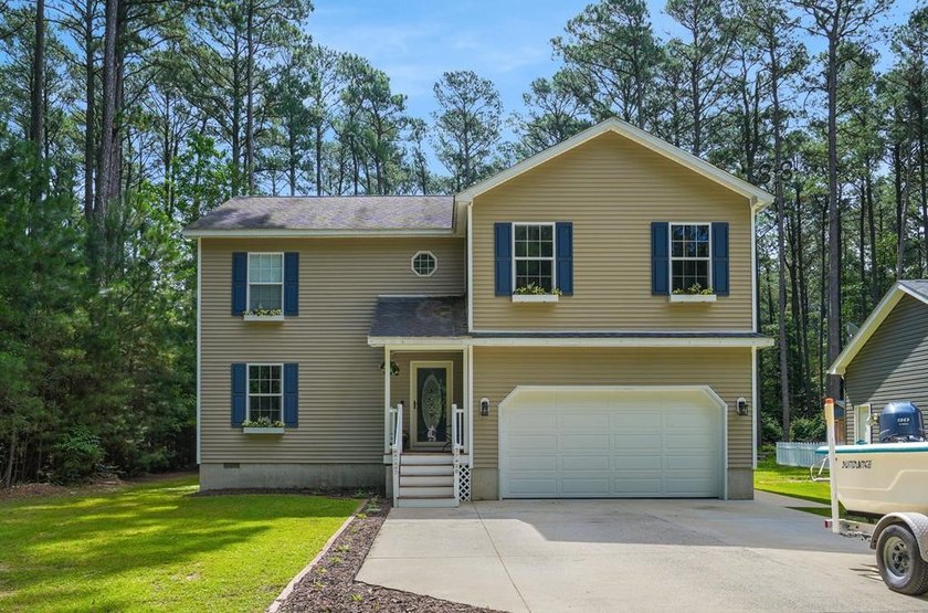 Contemporary home in Captain's Cove offering 3 bedrooms plus a - Beach Home for sale in Greenbackville, Virginia on Beachhouse.com