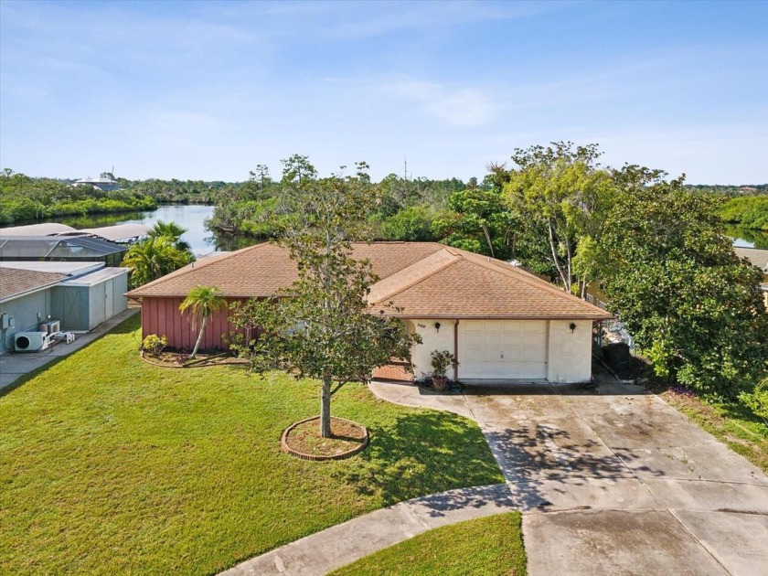 Discover the potential of this 2-bedroom, 2-bathroom home - Beach Home for sale in Holiday, Florida on Beachhouse.com