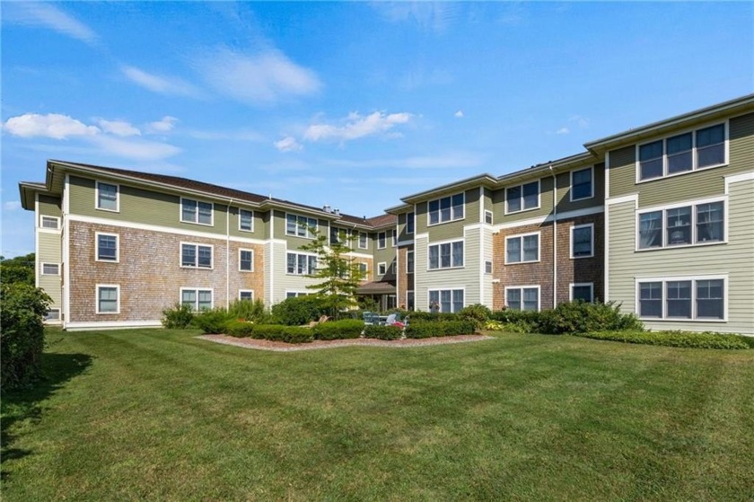 Encompassing 1,042 sq ft of living space, this move-in ready - Beach Condo for sale in Narragansett, Rhode Island on Beachhouse.com