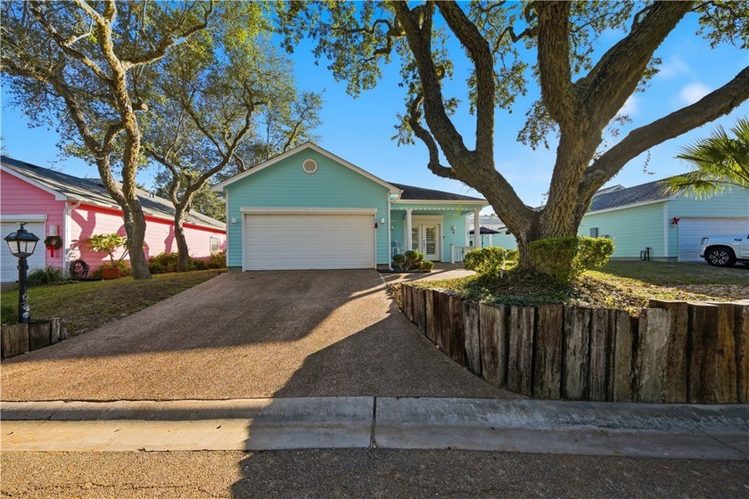 Welcome to 8 Primrose Lane-a pristine 3-bedroom, 2-bath coastal - Beach Home for sale in Rockport, Texas on Beachhouse.com