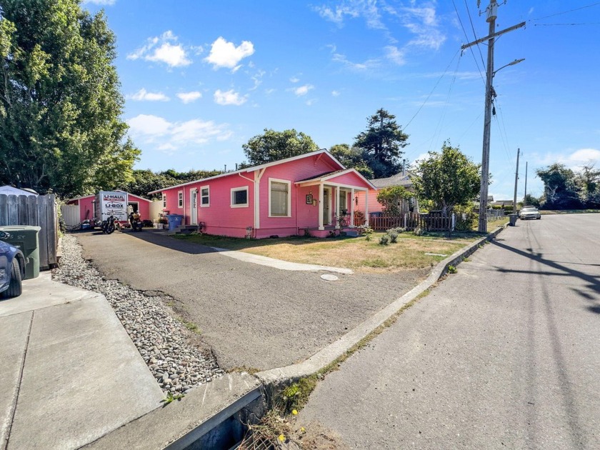 Absolutely adorable two bedroom cottage located in a quaint and - Beach Home for sale in Eureka, California on Beachhouse.com