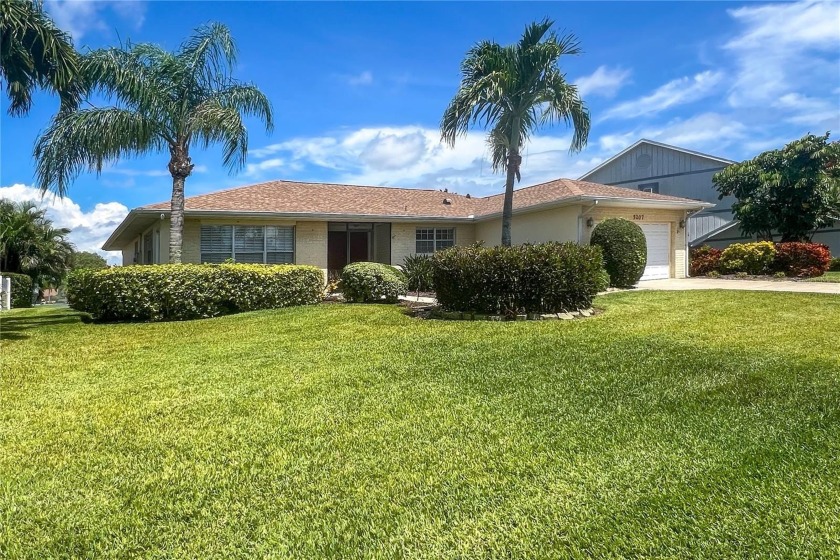 RECENTLY UPDATED LAKEFRONT HOME- TURNKEY & MAINTENANCE FREE! - - Beach Home for sale in Bradenton, Florida on Beachhouse.com