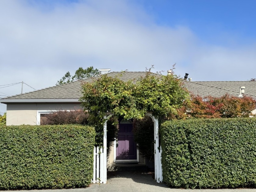 Welcome to this charming Henderson Center home! Hardwood floors - Beach Home for sale in Eureka, California on Beachhouse.com