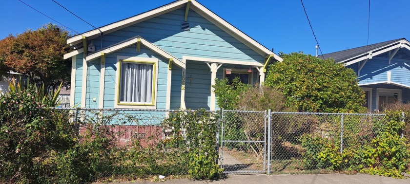 Cute 2 bd, 2 ba home close to shopping, schools & bus lines - Beach Home for sale in Eureka, California on Beachhouse.com