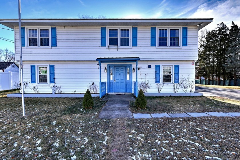 New Listing: Charming 5-Bedroom Colonial in Morris Cove  Step - Beach Home for sale in New Haven, Connecticut on Beachhouse.com