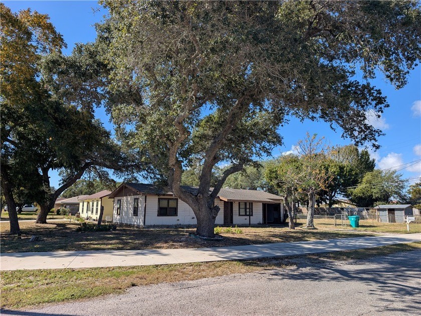 Opportunity knocks in the heart of Aransas Pass! This 3-bedroom - Beach Home for sale in Aransas Pass, Texas on Beachhouse.com