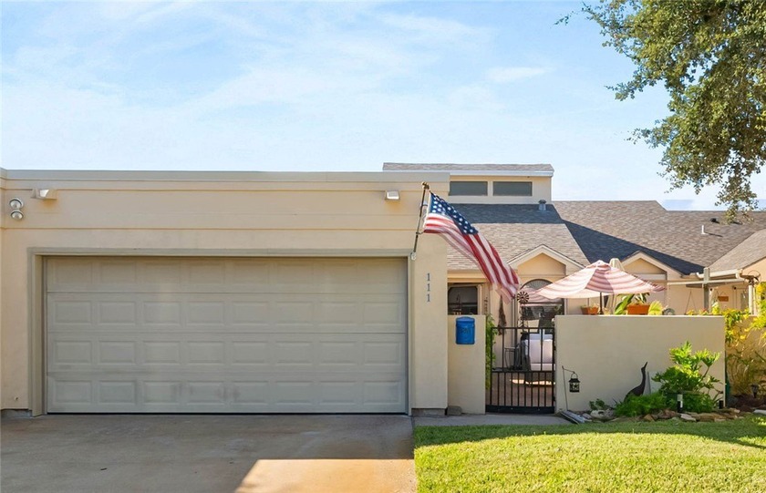 Welcome to easy living in Country Club Square! This 2/2 - Beach Townhome/Townhouse for sale in Rockport, Texas on Beachhouse.com