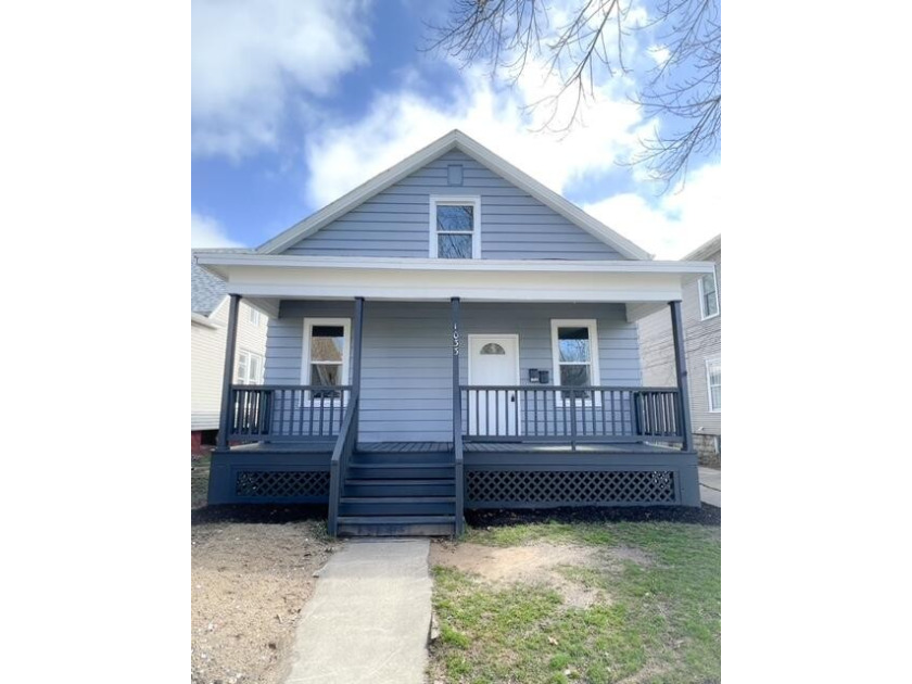Freshly updated duplex - Rent READY!   This home is just a few - Beach Home for sale in Racine, Wisconsin on Beachhouse.com