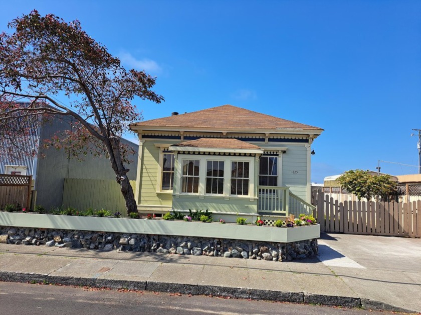 This move-in ready, 2 bed, 2 ba 1005 square foot home with an - Beach Home for sale in Eureka, California on Beachhouse.com