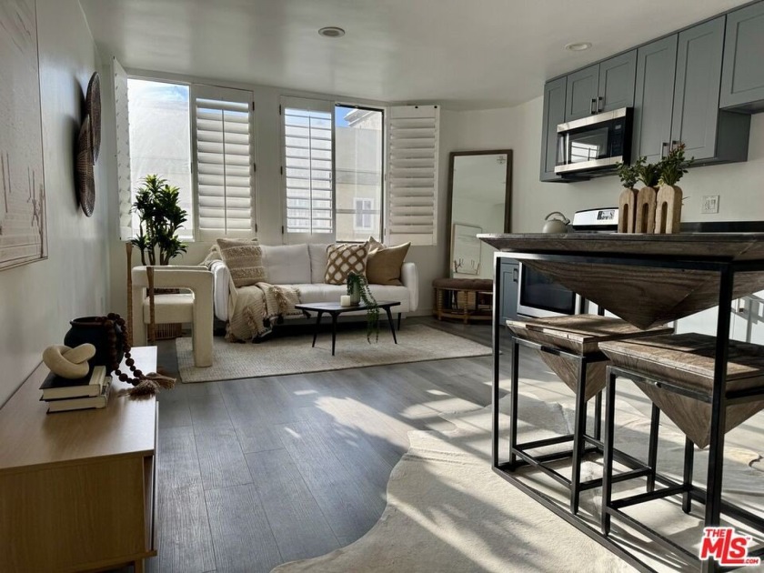 This newly renovated 1-bedroom + loft, 1-bathroom unit offers a - Beach Condo for sale in Marina Del Rey, California on Beachhouse.com