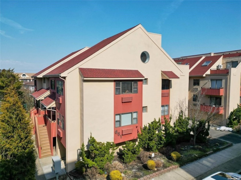 Beautiful Move In Ready 2 bed, 2 bath condo in the Long Beach - Beach Townhome/Townhouse for sale in Long Beach, New York on Beachhouse.com