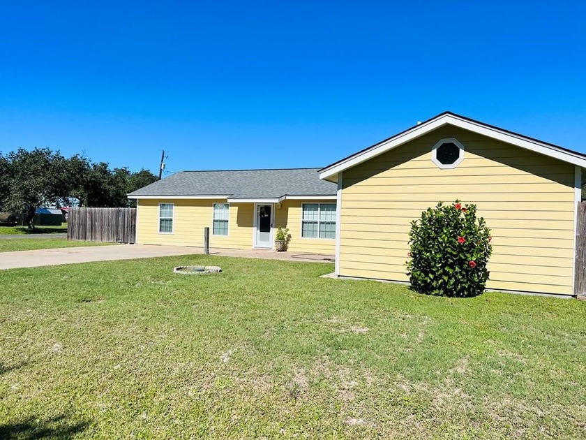 Big corner lot! This 1926 sq. ft. home has 3 bedrooms, 2 baths - Beach Home for sale in Rockport, Texas on Beachhouse.com