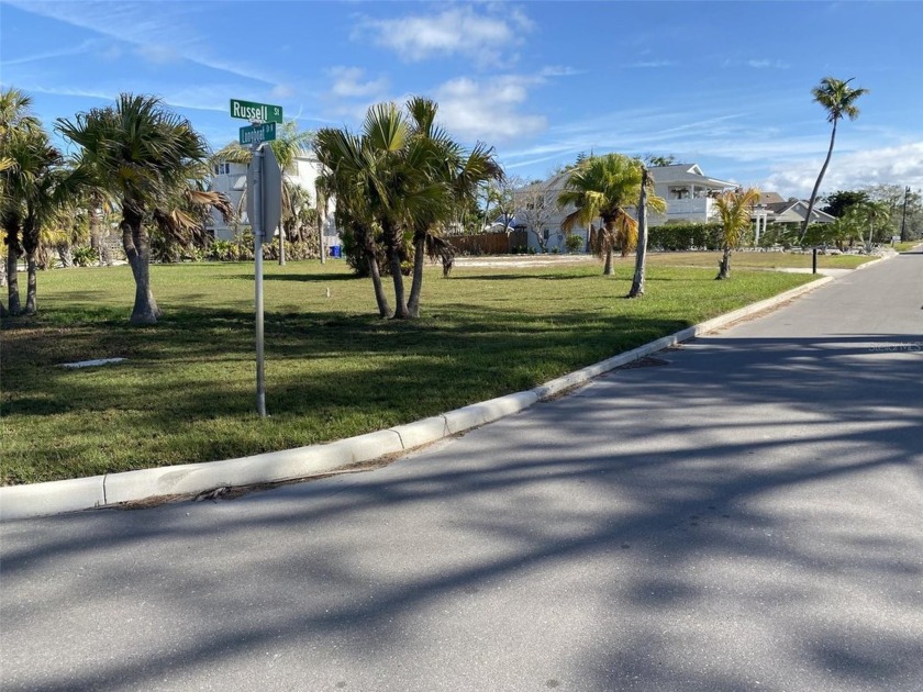Beautiful, estate sized corner lot north end of Longboat Key in - Beach Lot for sale in Longboat Key, Florida on Beachhouse.com