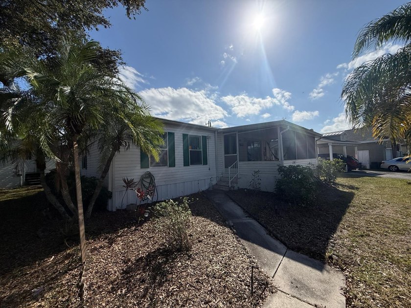 Just Listed!. Beautiful Mobile Home featuring 2 bedrooms, 2 - Beach Home for sale in Palm Beach Gardens, Florida on Beachhouse.com