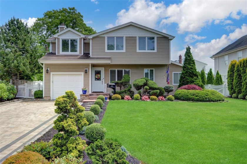 Welcome to this beautiful 5 Bedroom, 3 Full bath Colonial - Beach Home for sale in Massapequa, New York on Beachhouse.com
