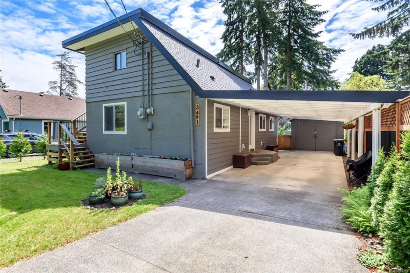 Completely renovated home with legal suite on the upper level - Beach Home for sale in Courtenay,  on Beachhouse.com
