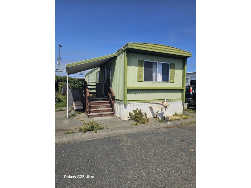 Come check out this mobile home located in the Lazy J Mobile - Beach Home for sale in Eureka, California on Beachhouse.com