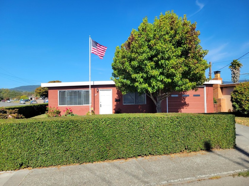 Great curb appeal on this cheerful 3 bed, 2 bath home located in - Beach Home for sale in Fortuna, California on Beachhouse.com