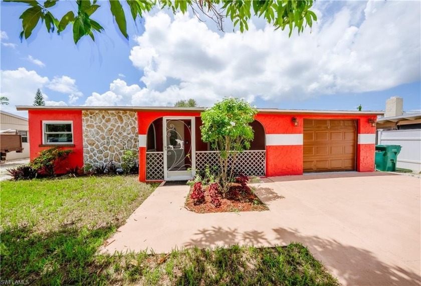 BEAUTIFUL HOME! Tucked away on a peaceful street in Naples, this - Beach Home for sale in Naples, Florida on Beachhouse.com