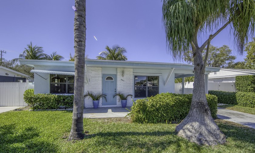 Feel those balmy ocean breezes? Adorable 2/1, CBS construction - Beach Home for sale in Lantana, Florida on Beachhouse.com