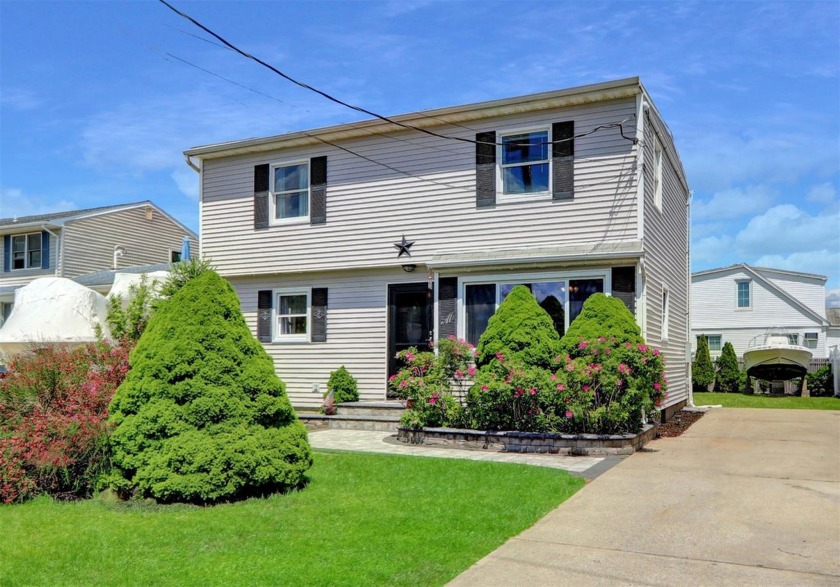 Welcome to 674 Shore Road in Lindenhurst!  Enjoy serene water - Beach Home for sale in Lindenhurst, New York on Beachhouse.com