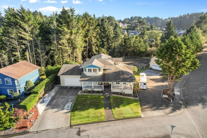 Enormous 3 story, 3 bedroom, 3 bath home with vaulted ceilings - Beach Home for sale in Humboldt Hill, California on Beachhouse.com