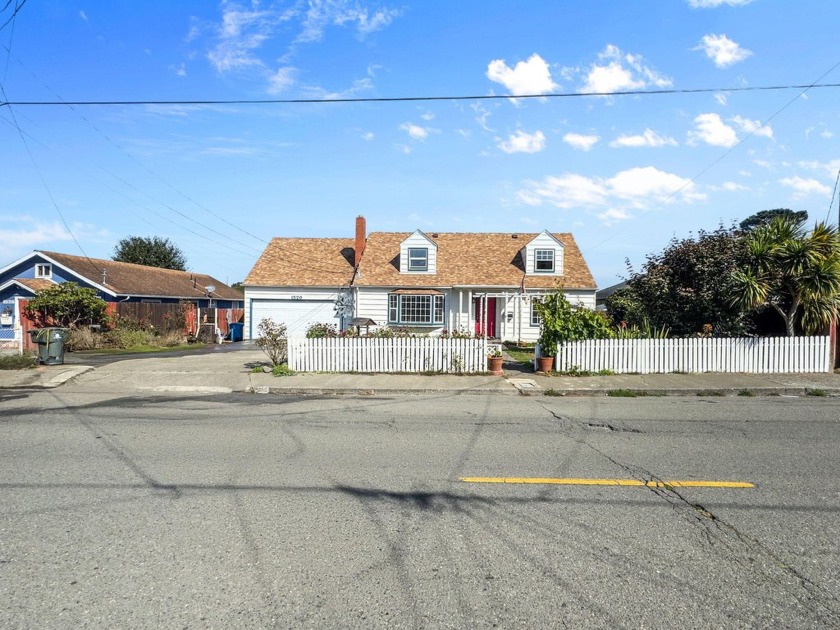 Quintessential colonial, with lots of space for the entire - Beach Home for sale in Eureka, California on Beachhouse.com