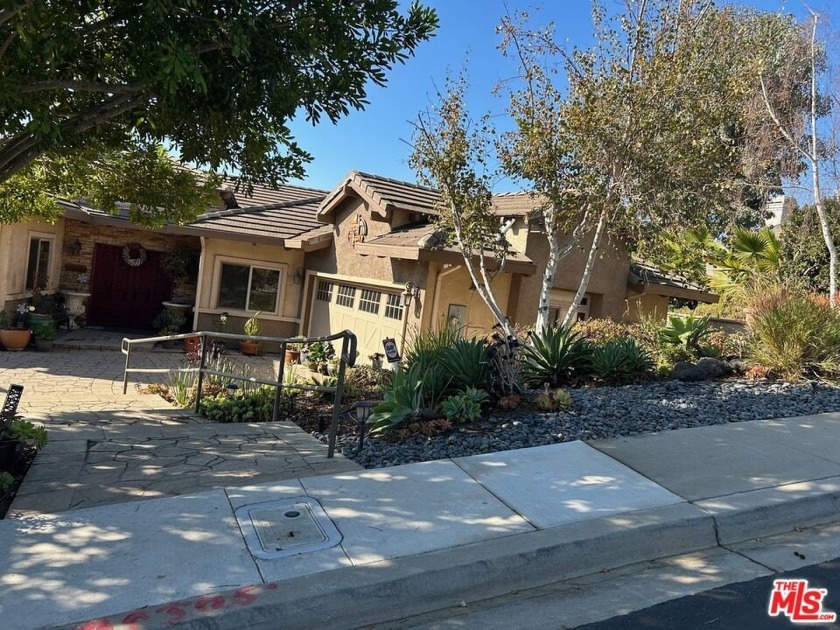 Stylish Hillside Home with spectacular views.  Custom built in - Beach Home for sale in Santa Paula, California on Beachhouse.com