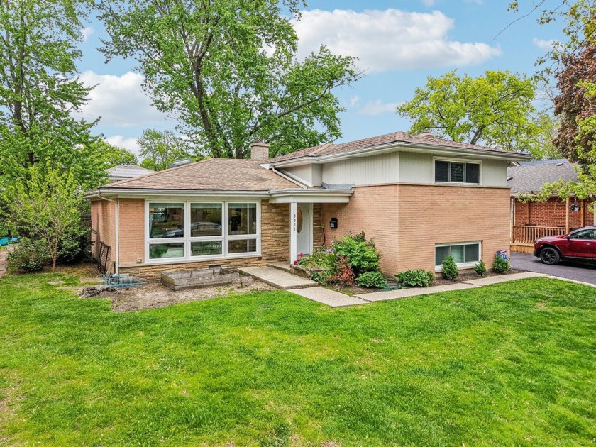Impeccably maintained and brimming with charm, this light-filled - Beach Home for sale in Skokie, Illinois on Beachhouse.com