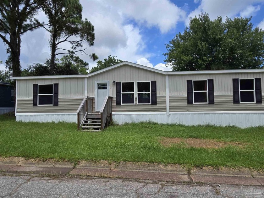 This is a four year old, pristine Clayton MF with 3 bedrooms and - Beach Home for sale in Pensacola, Florida on Beachhouse.com