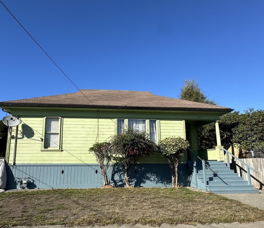 This well-maintained spacious 3-bedroom, 1-bathroom home offers - Beach Home for sale in Eureka, California on Beachhouse.com