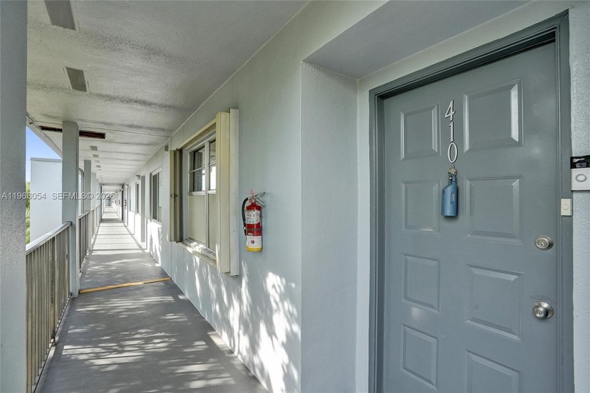 Don't walk but run to this lovely, remodeled 2/2 condo - Beach Condo for sale in Pembroke Pines, Florida on Beachhouse.com