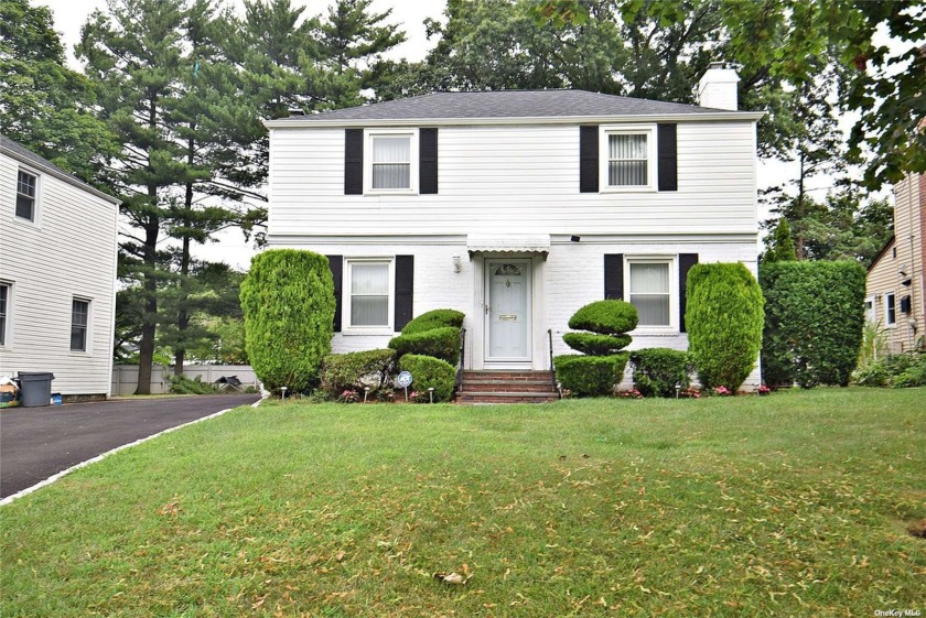 Prime Location &  Beautiful Colonial in the heart of Lake - Beach Home for sale in Great Neck, New York on Beachhouse.com