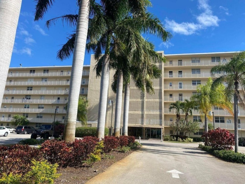 Nicely updated 2/2 end unit in East Boca, only 1.25 miles to - Beach Condo for sale in Boca Raton, Florida on Beachhouse.com