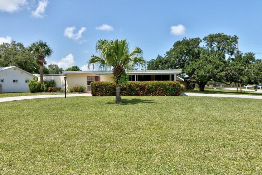 BEAUTIFULLY APPOINTED FLORIDA CHARMER ON OVERSIZED CORNER LOT IN - Beach Home for sale in Vero Beach, Florida on Beachhouse.com