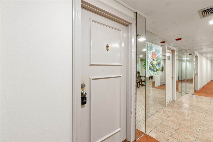 Beautiful one bedroom one bathroom condo in a great location! - Beach Condo for sale in Corpus Christi, Texas on Beachhouse.com