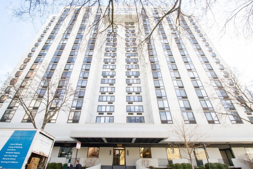Perched high above tree-lined Dearborn, this south-facing unit - Beach Condo for sale in Chicago, Illinois on Beachhouse.com
