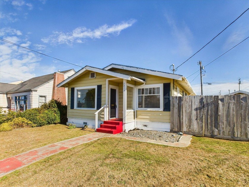 HOORAY FOR HENDERSON!  This nicely remodeled home in Eureka's - Beach Home for sale in Eureka, California on Beachhouse.com