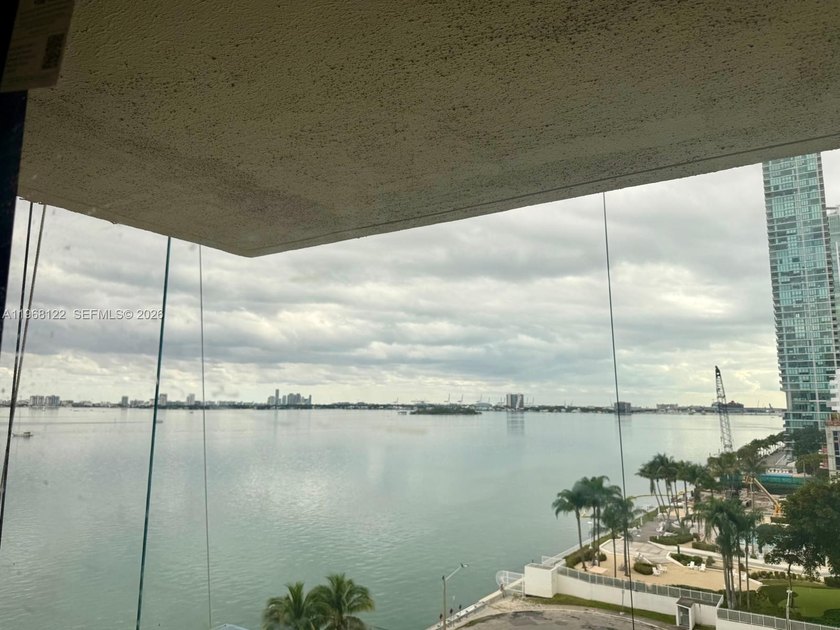 Spacious 1-bedroom, 1.5-bath condo featuring a well-designed - Beach Condo for sale in Miami, Florida on Beachhouse.com