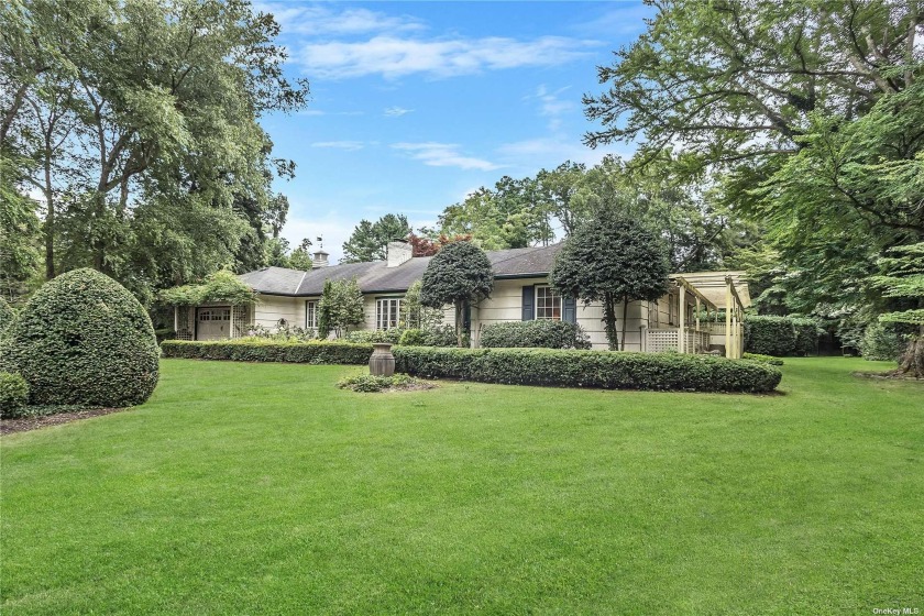 Entertainer's delight! Brick columns and beautiful circular - Beach Home for sale in Locust Valley, New York on Beachhouse.com