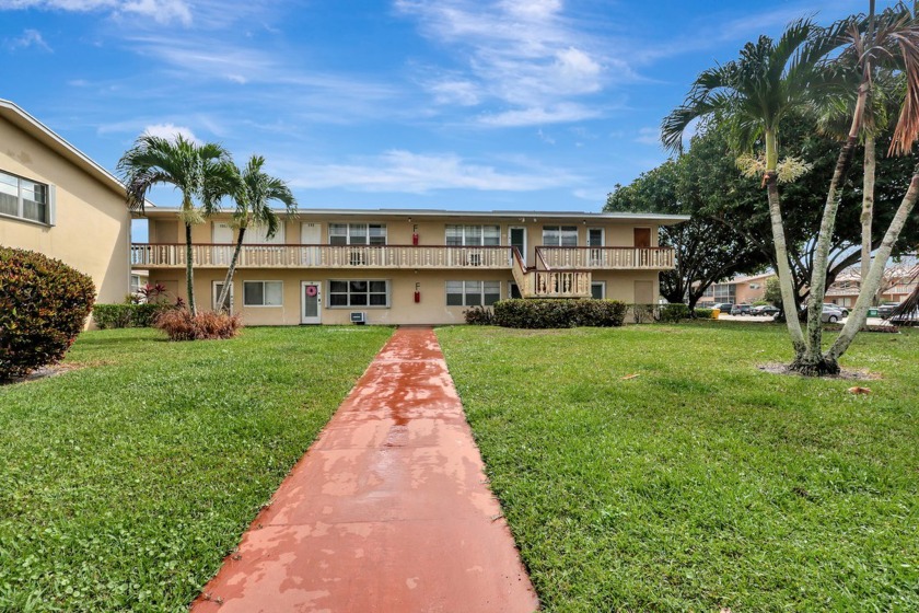 This 2 bedroom 1.5 bathroom is walking distance to Haverhill Rd - Beach Condo for sale in West Palm Beach, Florida on Beachhouse.com