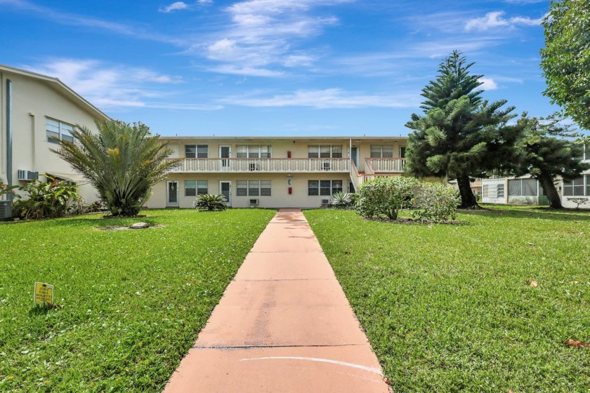 This 1 bedroom 1.5 bathroom is walking distance to Haverhill Rd - Beach Condo for sale in West Palm Beach, Florida on Beachhouse.com