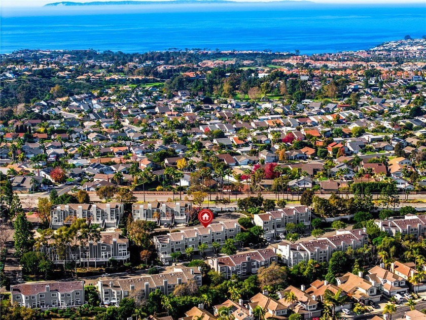 Experience the Coastal Lifestyle in Dana Point! This stunning - Beach Townhome/Townhouse for sale in Dana Point, California on Beachhouse.com