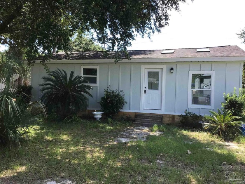 Newly renovated MF home Gulf Breeze property on nearly 1/3 acre - Beach Home for sale in Gulf Breeze, Florida on Beachhouse.com