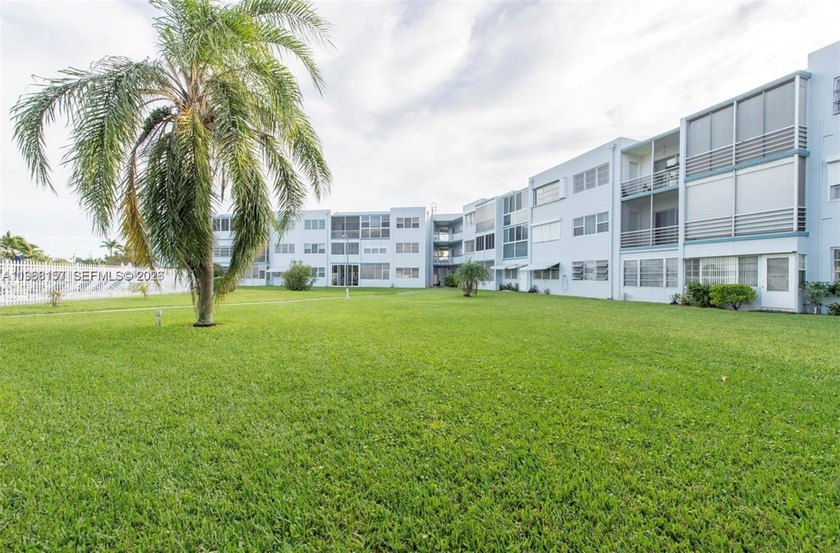 Enjoy easy living in this 1-bedroom, 1-bath home located in the - Beach Condo for sale in Hollywood, Florida on Beachhouse.com