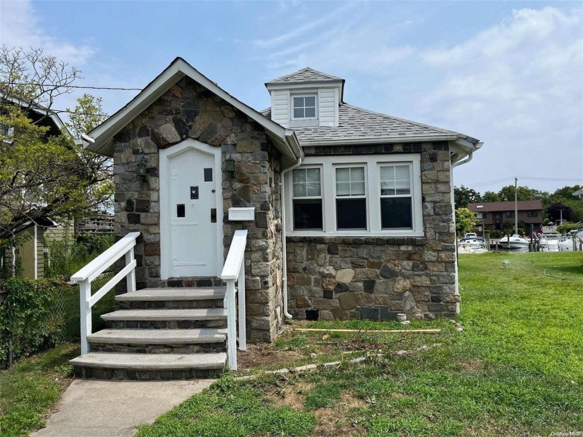 Unique waterfront opportunity on deep, wide canal. 3 bedroom - Beach Home for sale in Lindenhurst, New York on Beachhouse.com