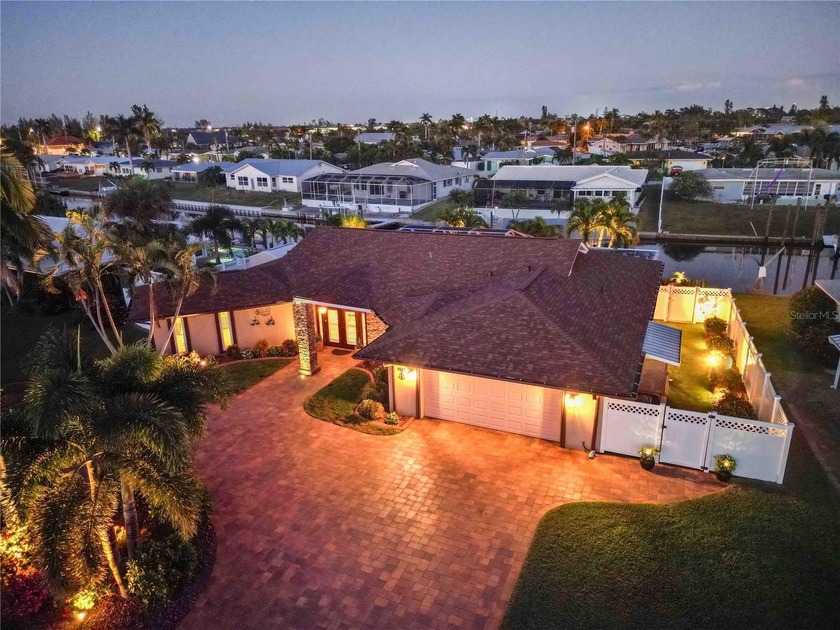 Under contract-accepting backup offers. This stunning - Beach Home for sale in Bradenton, Florida on Beachhouse.com