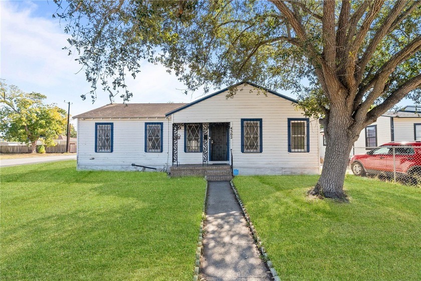 Welcome to 4302 Christie, a versatile and rare find offering a - Beach Home for sale in Corpus Christi, Texas on Beachhouse.com