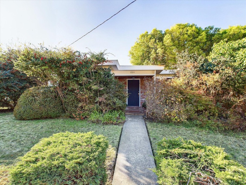 Well constructed fifties home in an established Eureka - Beach Home for sale in Eureka, California on Beachhouse.com